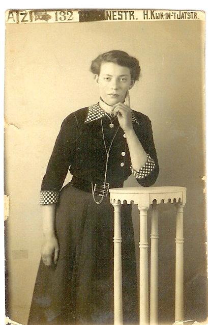Klik voor foto in apart venster geertje_dekker_1916.jpg