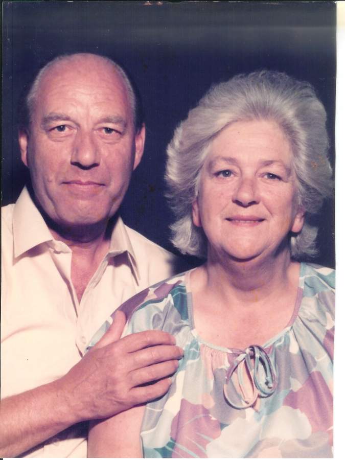 Klik voor foto in apart venster klaas_en_fenna_mennenga_1985_mijn_ouders_.jpg