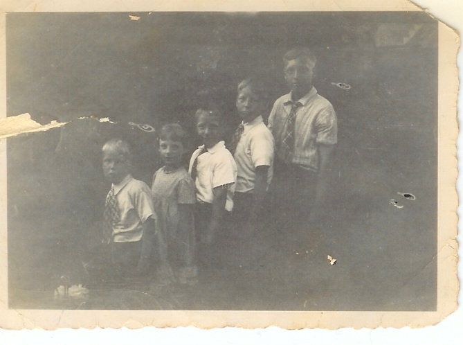 Klik voor foto in apart venster van_groot_naar_klein_jan_harm__klaas_jantje_en_otto_mennenga_1938.jpg